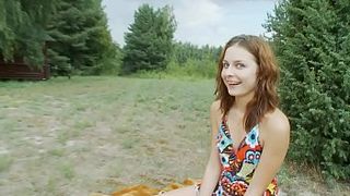 Поебавшись раком под дождём рыжая девка на радостях побежала купаться голышом