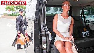 Личный водитель трахает богатую женщину на заднем сидении автомобиля