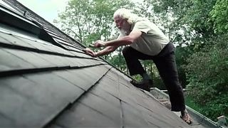 Старый дед трахает свою внучку на улице возле лестницы в рот