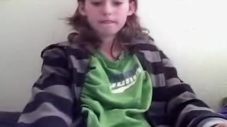 Студентка мастурбирует свою волосатую киску перед камерой