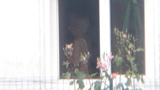 Парень снимает свою зрелую соседку через окно на камеру