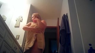 Брат снял свою голую жирную сестру на скрытую камеру