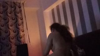 Мужик в отеле дал кудрявой шлюхе в рот и отымел её на стуле и на кровати